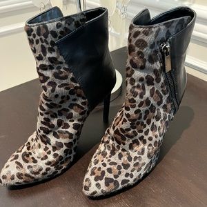 VINCE CAMUTO Leopard leather Booties